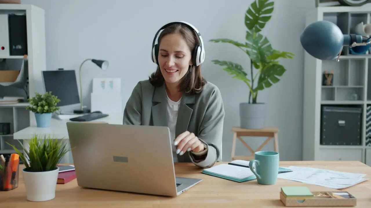 Kandidat nimmt ein asynchrones Video-Interview am Laptop auf